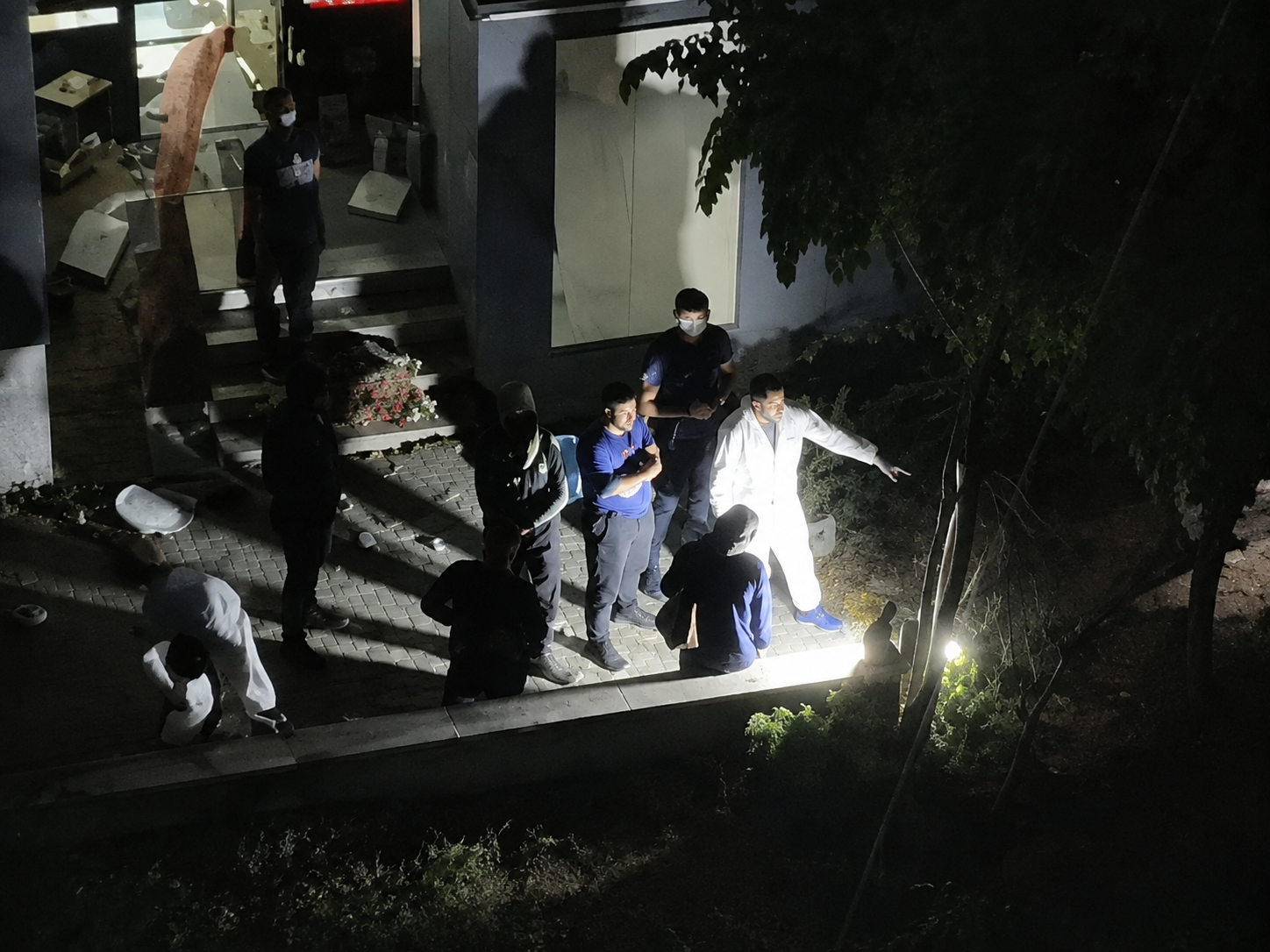 Hırsızlık için girdiler, binada 3 aylık ceset buldular