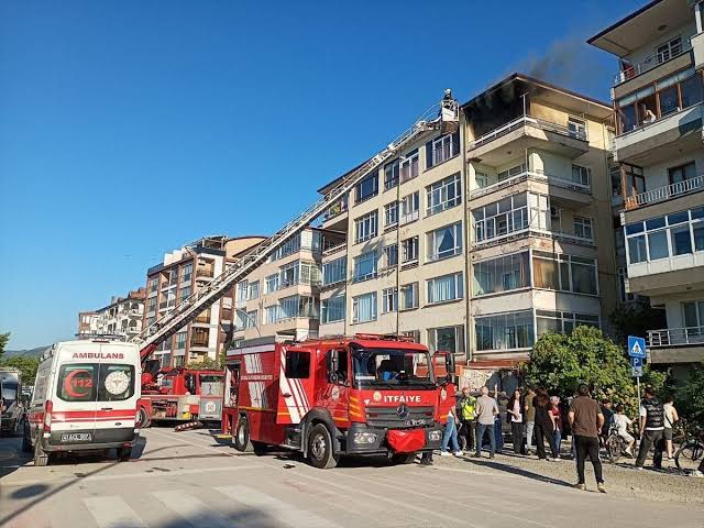 Alevlerin arasında mahsur kaldı, itfaiye kurtardı