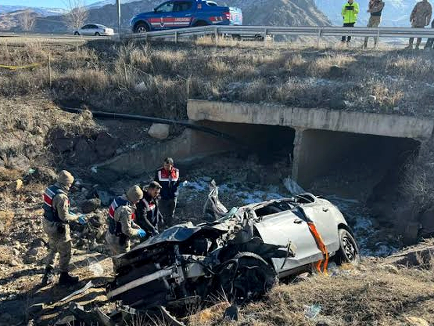 Oltu’da feci kaza: Otomobil 5 metreden uçtu