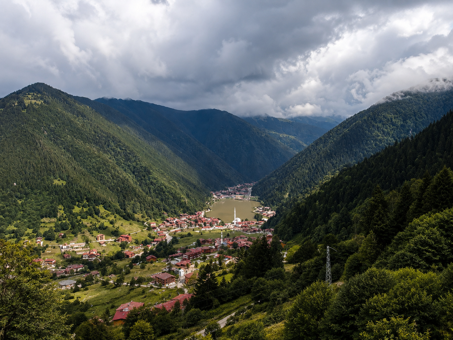 Uzungöl’ü görenler şaşkına döndü: Rengi tamamen değişti