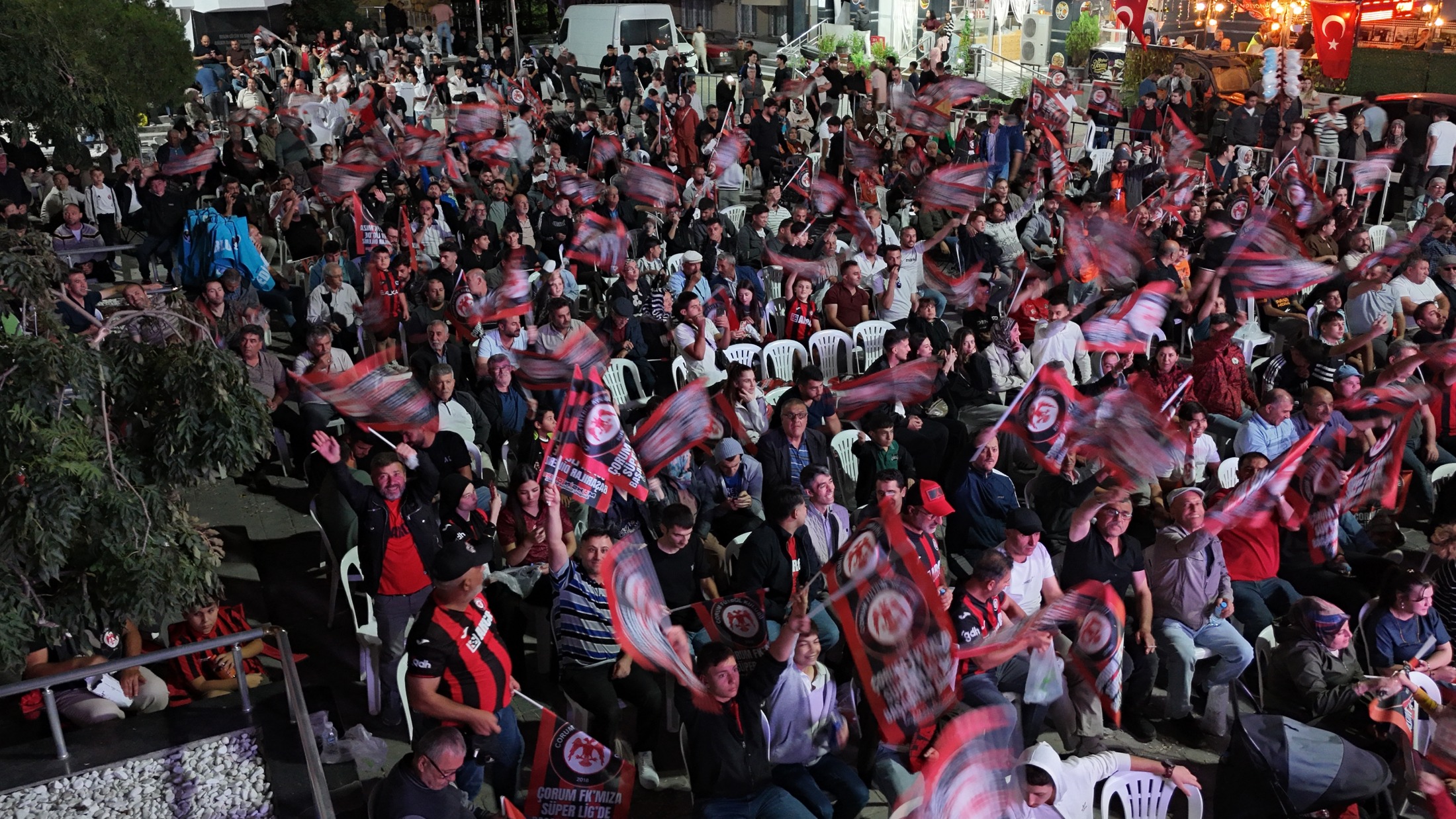 Çorum'da 2-2 biten heyecan dolu maç dev ekrandan izlendi