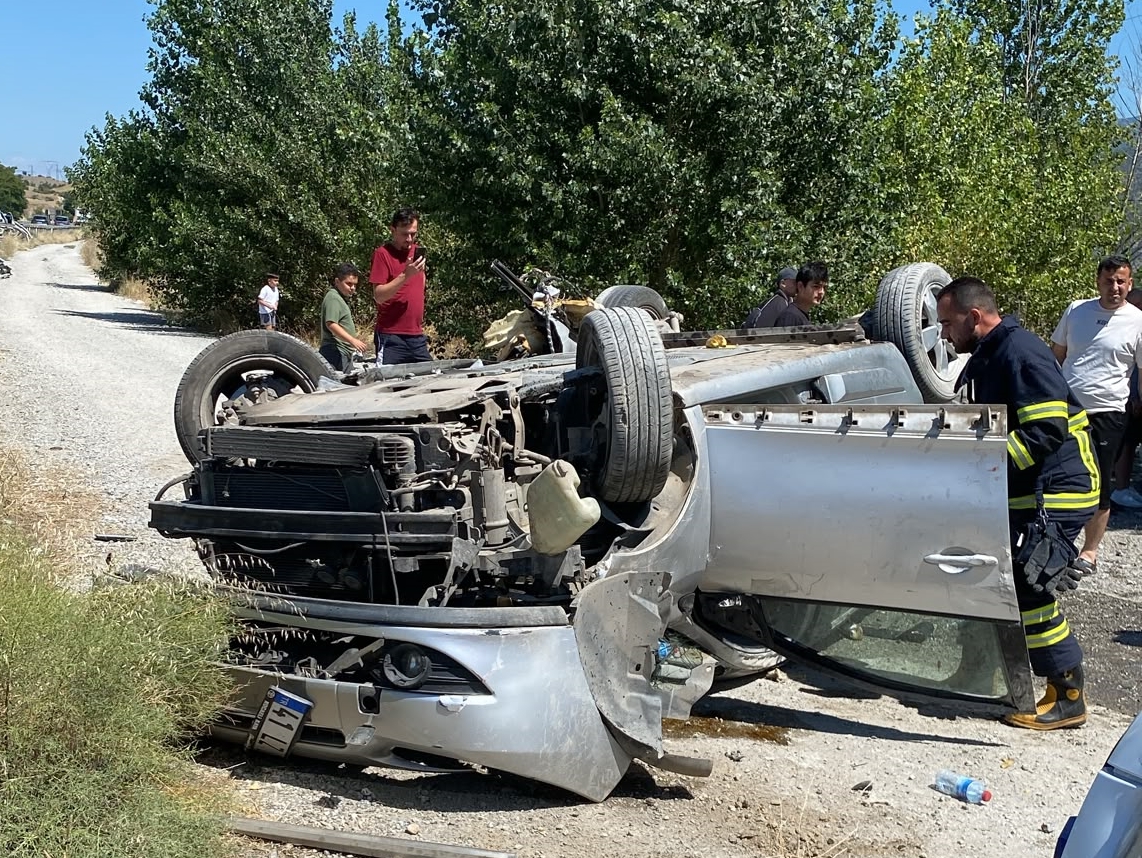 Bursa'da 3 otomobilin karıştığı trafik kazasında 5 yaralı
