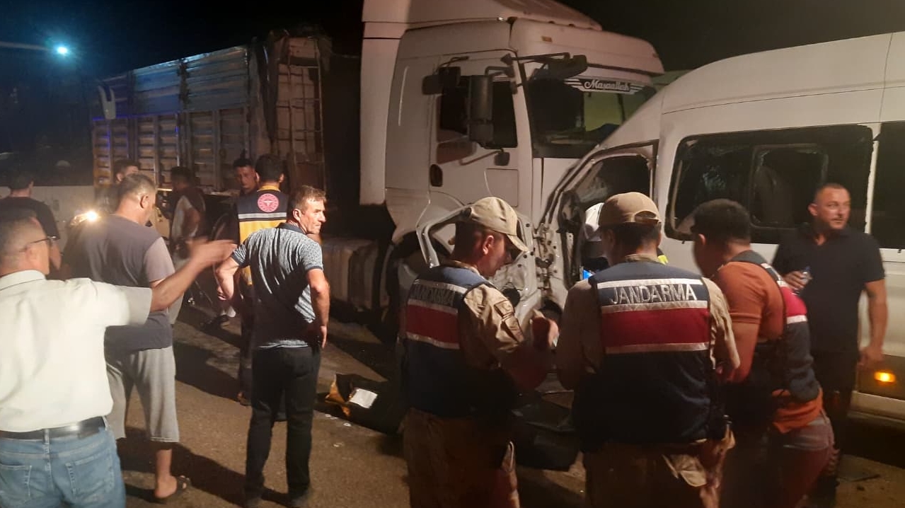 Hatay'da minibüs ve tır çarpıştı: 1 ölü, 14 yaralı