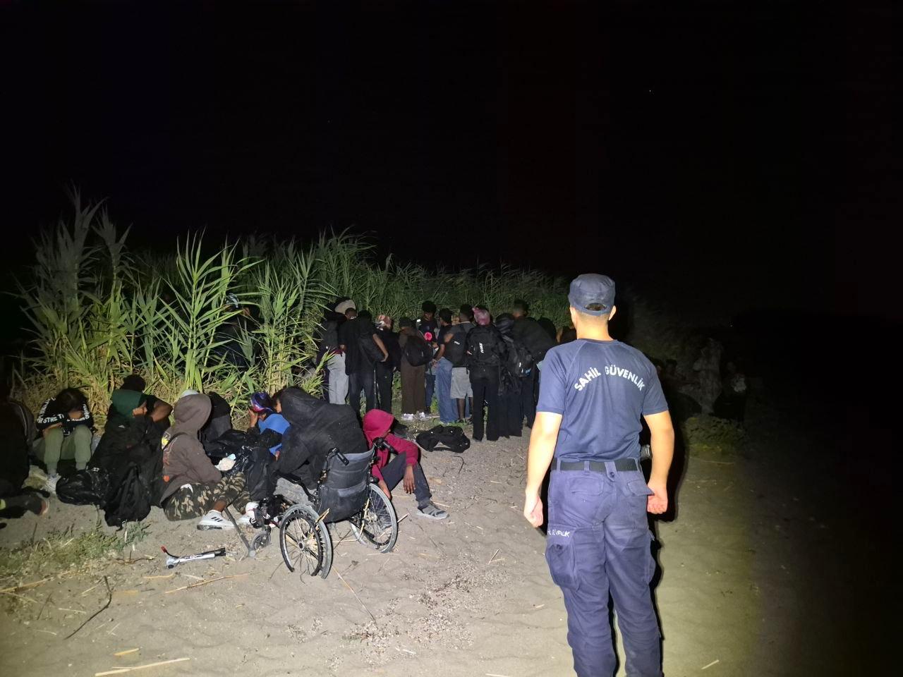 Foça'da düzenlenen operasyonla 20 düzensiz göçmen yakalandı