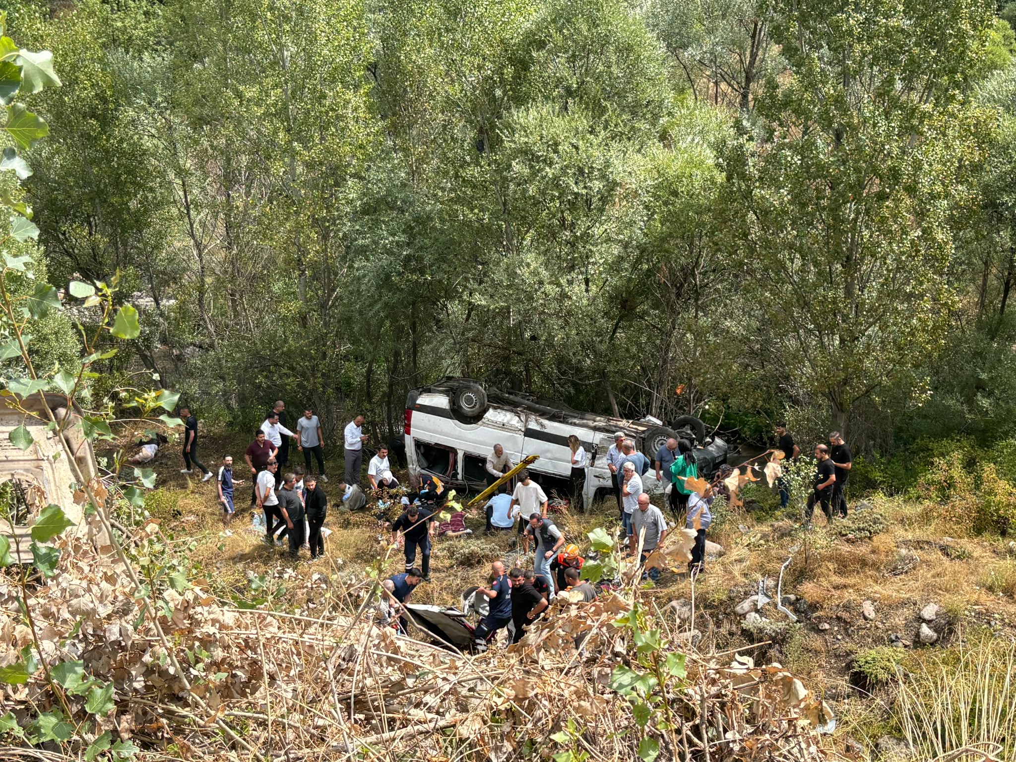 İzmir'de tarım işçilerini taşıyan minibüs kaza yaptı: 1 ölü, 8 yaralı