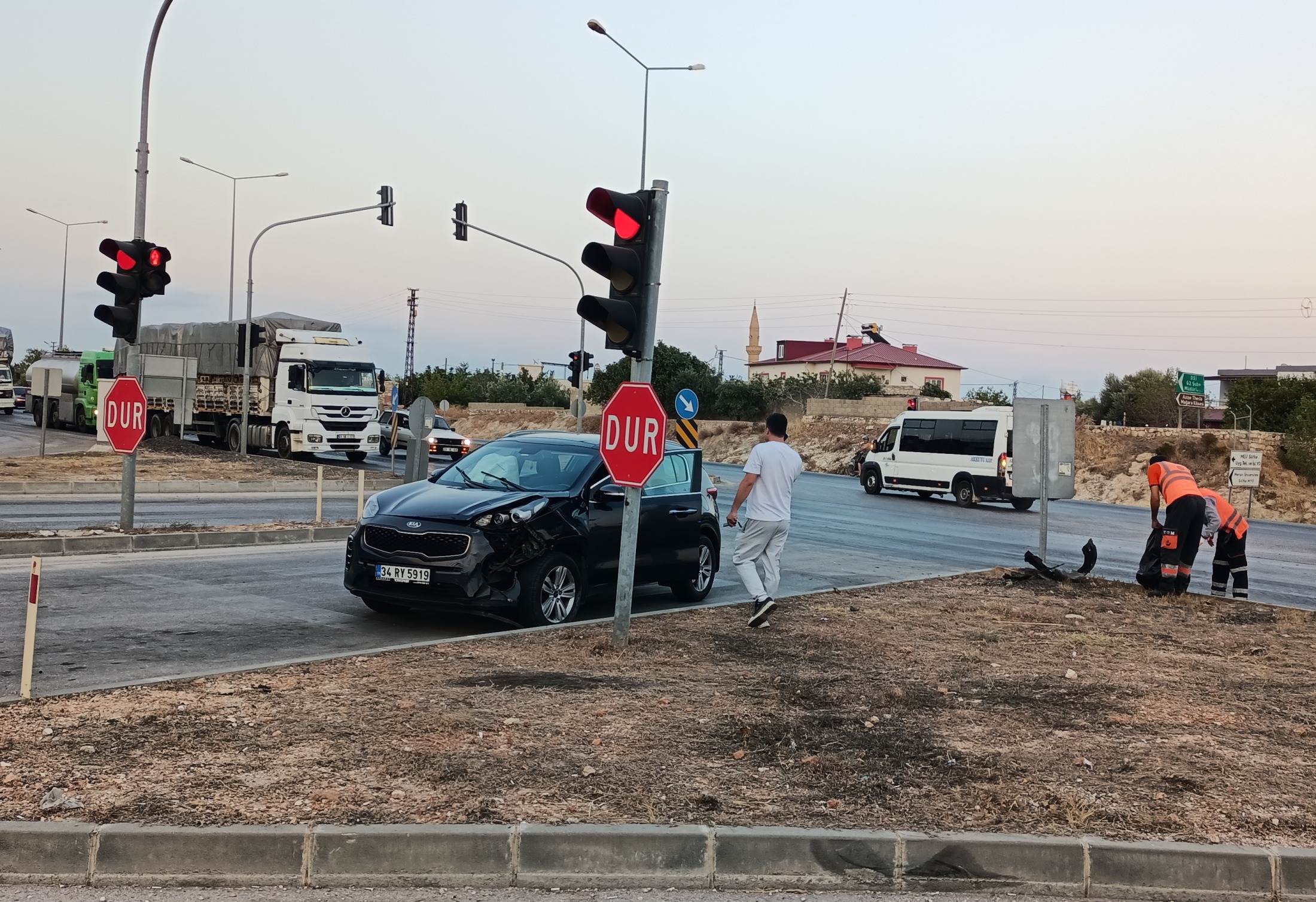 Silifke'de trafik ışığı ihlali: Polis memuru ve iki kişi yaralandı