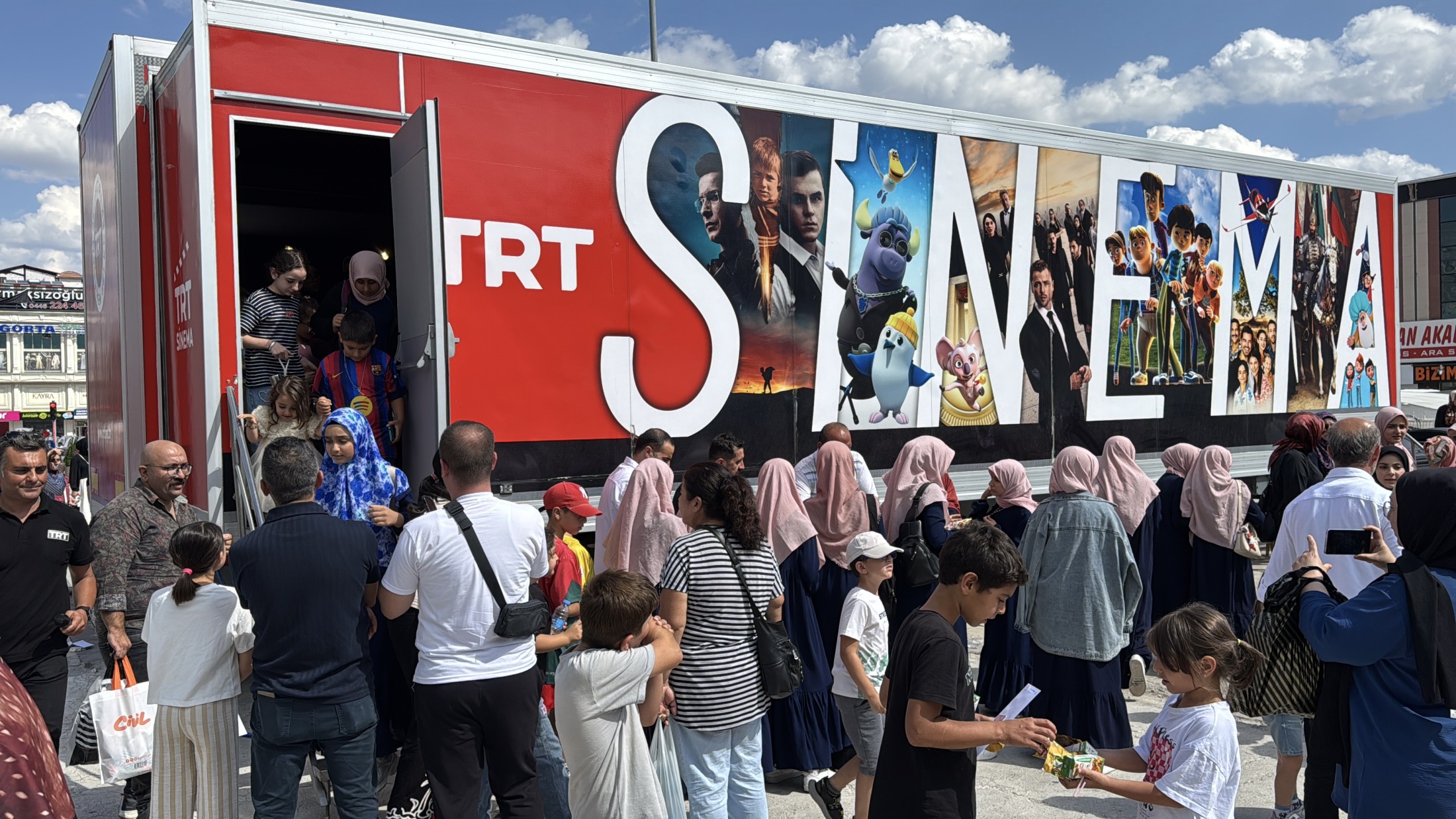 TRT Sinema Tırı 3 günde 3 bin çocuğu sinemayla buluşturdu