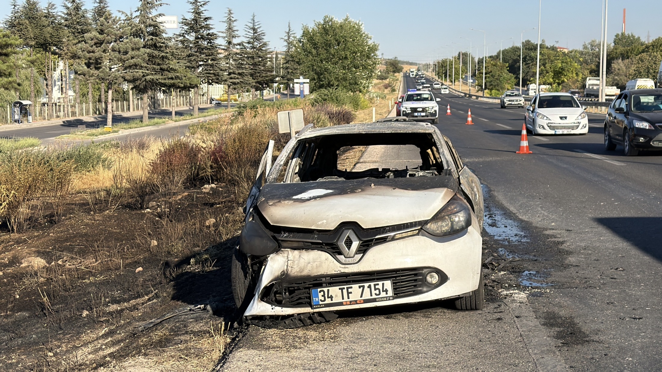 Eskişehir'de otomobil alev aldı: 3 kişi hastaneye kaldırıldı