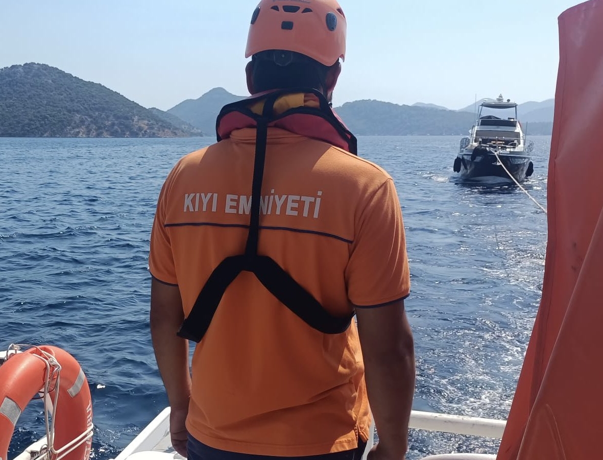 Fethiye açıklarında tekne faciası önlendi: 3 kişi kurtarıldı
