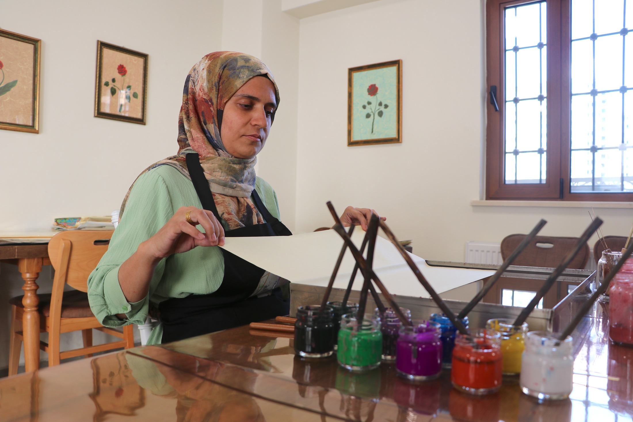 Neslihan Karayazgan, ebru sanatıyla hayata tutunuyor