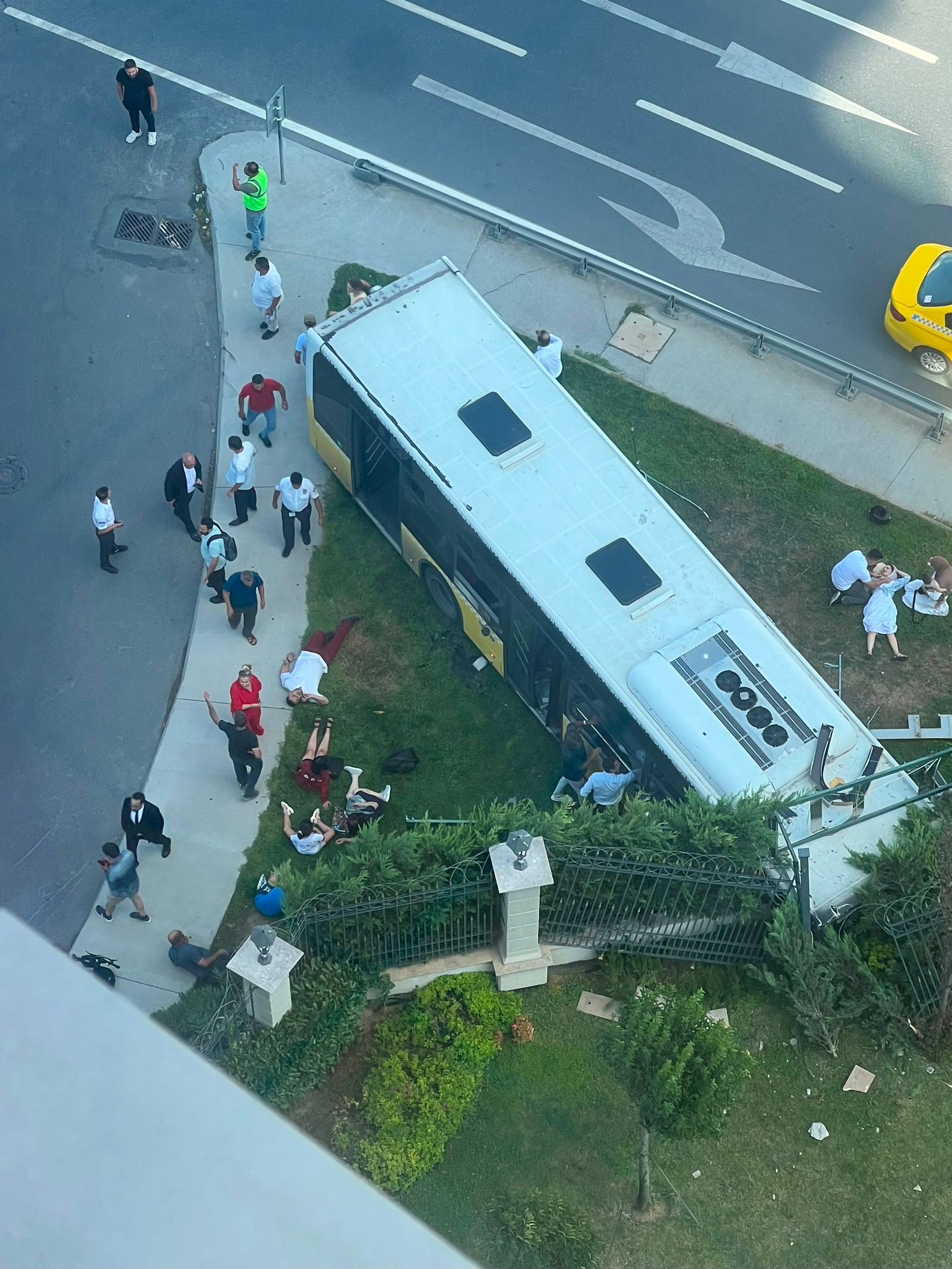 Zeytinburnu'nda İETT otobüsü bahçe duvarına çarptı