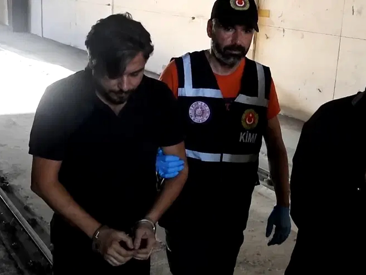 Yurt dışına kaçacaktı: TIR dorsesinde yakalandı