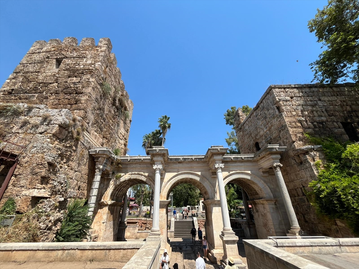Antalya’nın kalbinde 2 bin yıllık yaşam: Kaleiçi zamana direniyor