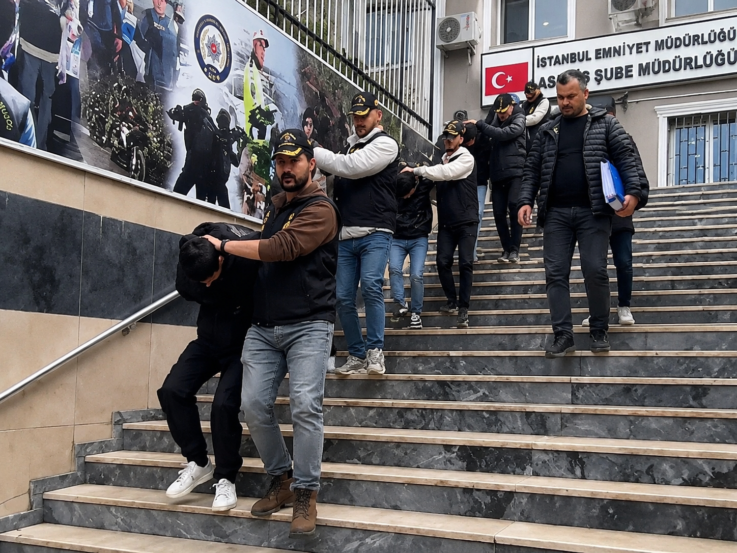 Kendisini görevli tanıttı, 6 milyon liralık vurgun yaptı