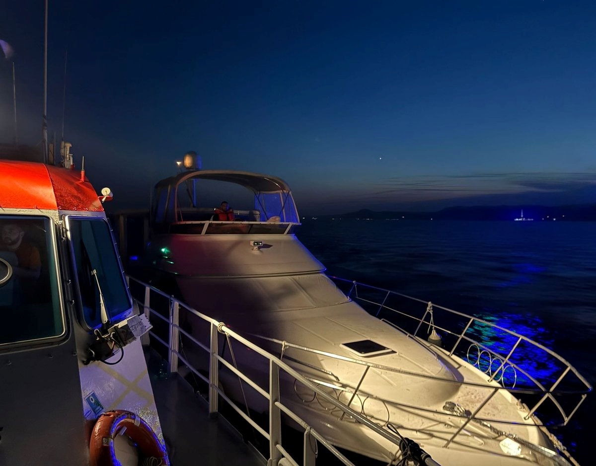 Çanakkale Boğazı’nda dakikalarca sürüklenen tekne kurtarıldı