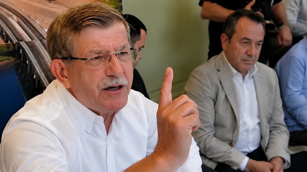 Ahmet Davutoğlu’na "Cumhurbaşkanına hakaret" soruşturması: 7 Eylül’de ifade verecek