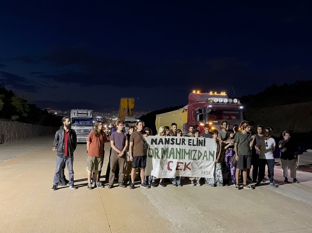 ODTÜ öğrencilerinden Bilkent-İncek yoluna oturma eylemi: “Mansur elini ODTÜ’den çek!”