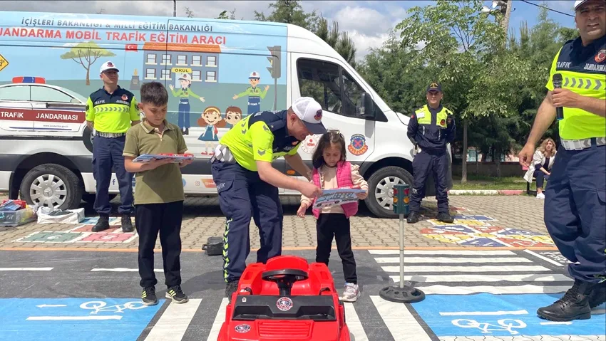 Jandarmanın yeni mobil trafik eğitim araçları sahaya çıktı