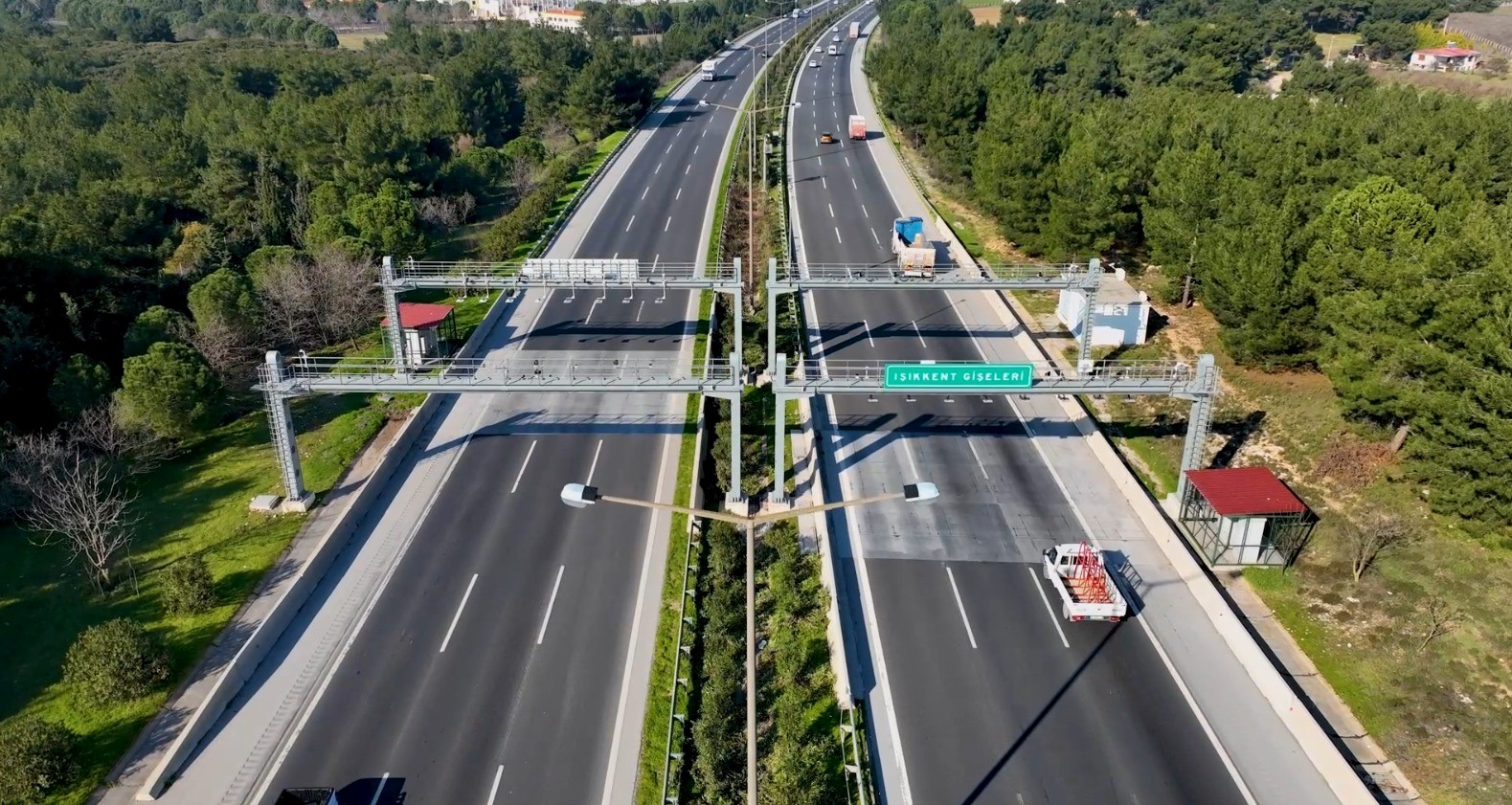 Bazı ana yollarda şeritler trafiğe kapatıldı