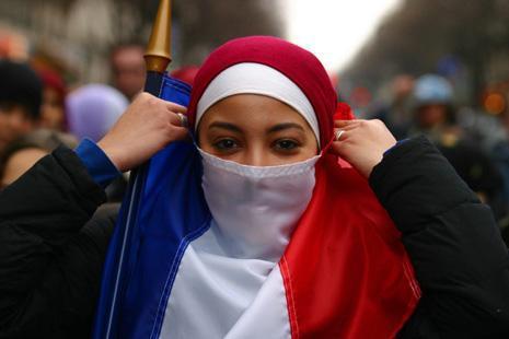 Fransa’da Le Pen’e sosyal medyadan başörtülü protesto