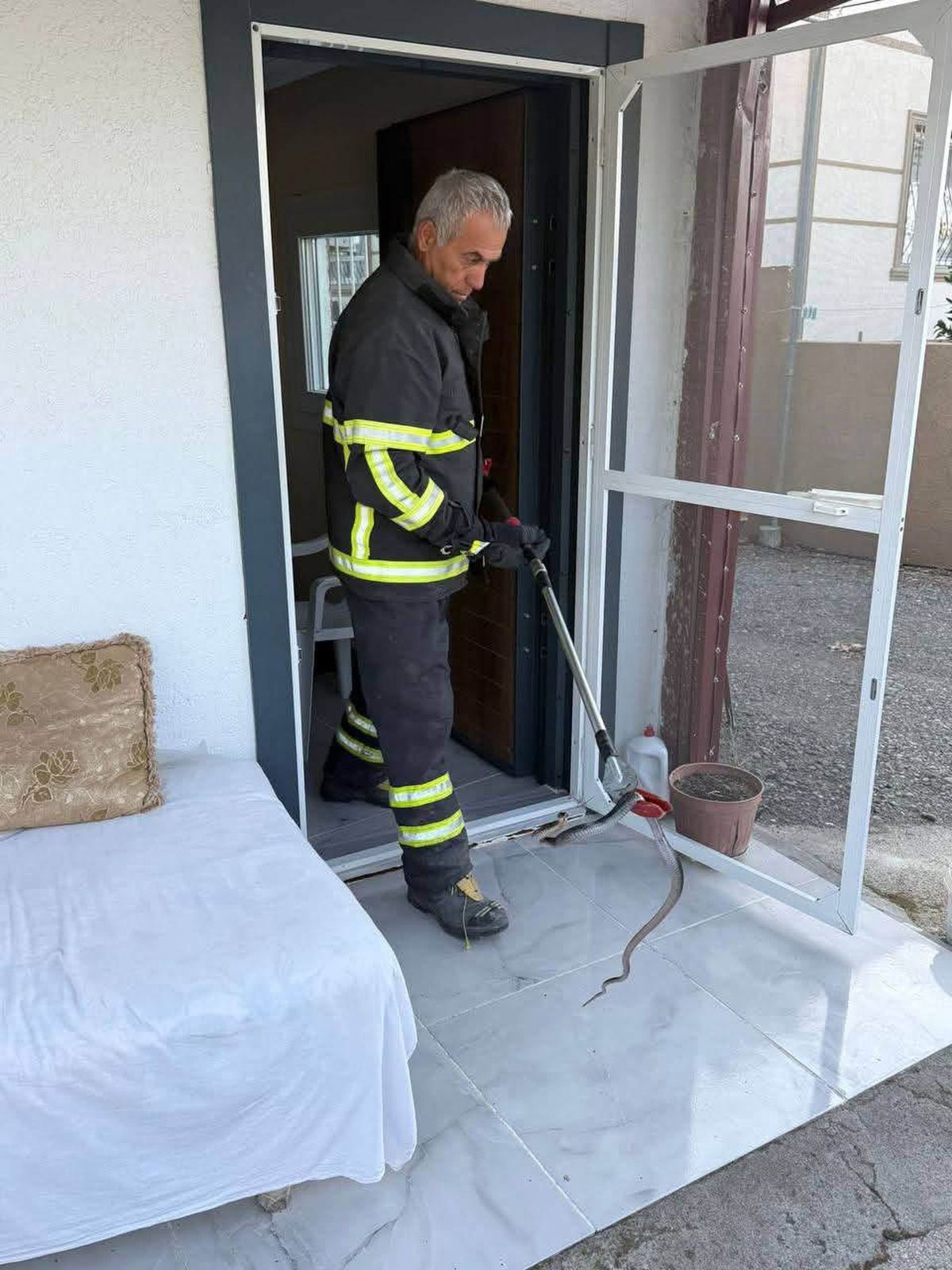 Arsuz’da evde yılan paniği: Ekipler yakaladı