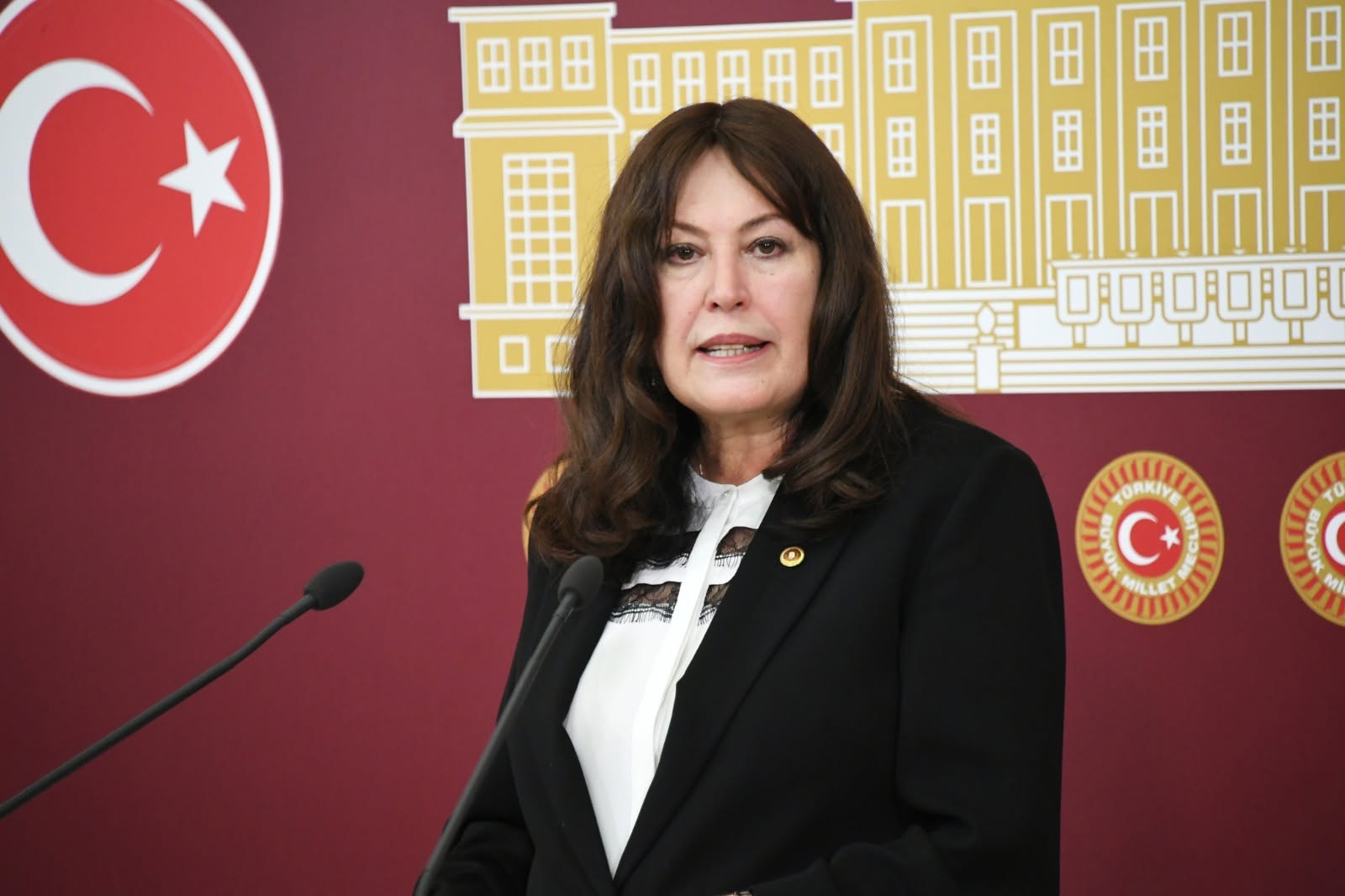İYİ Partili Sunat’tan MEB’e çağrı: Siyaseti çocukların sıralarından çekin