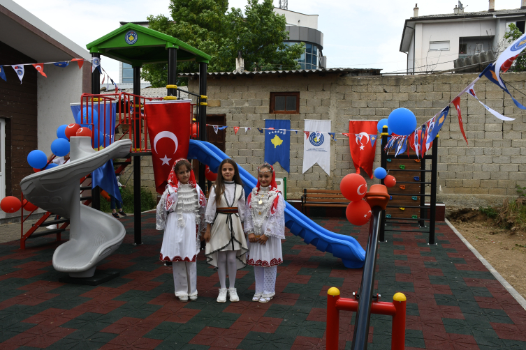 Mehmetçik'ten Kosovalı miniklere oyun parkı hediyesi