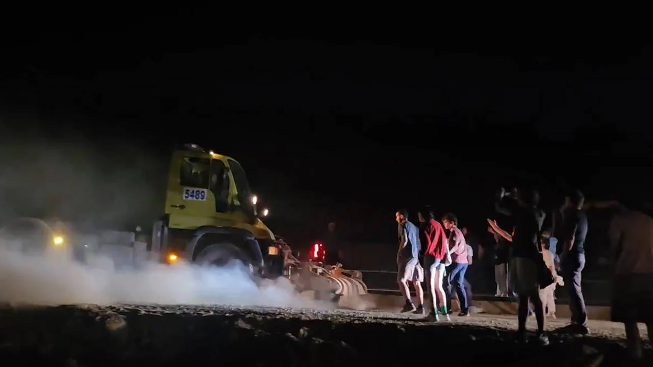 ODTÜ’de yol protestosunda gerginlik! Öğrencilerin üzerine araç sürüldü