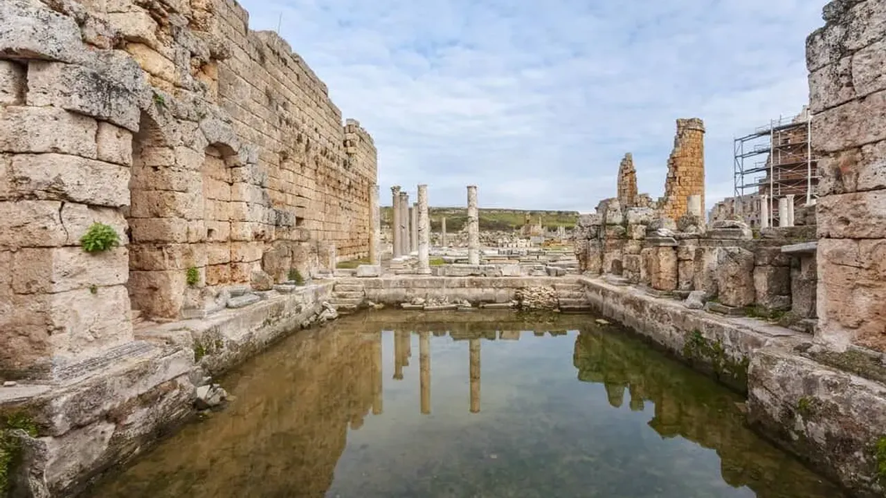 Antalya’nın ortasında 1700 yıllık tarih yatıyor