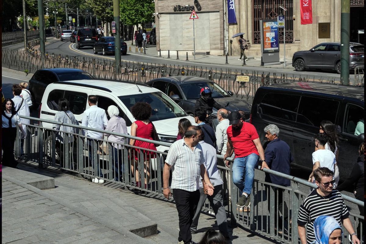 Karaköy’de bariyer krizi: Yayalar tehlikeye giriyor