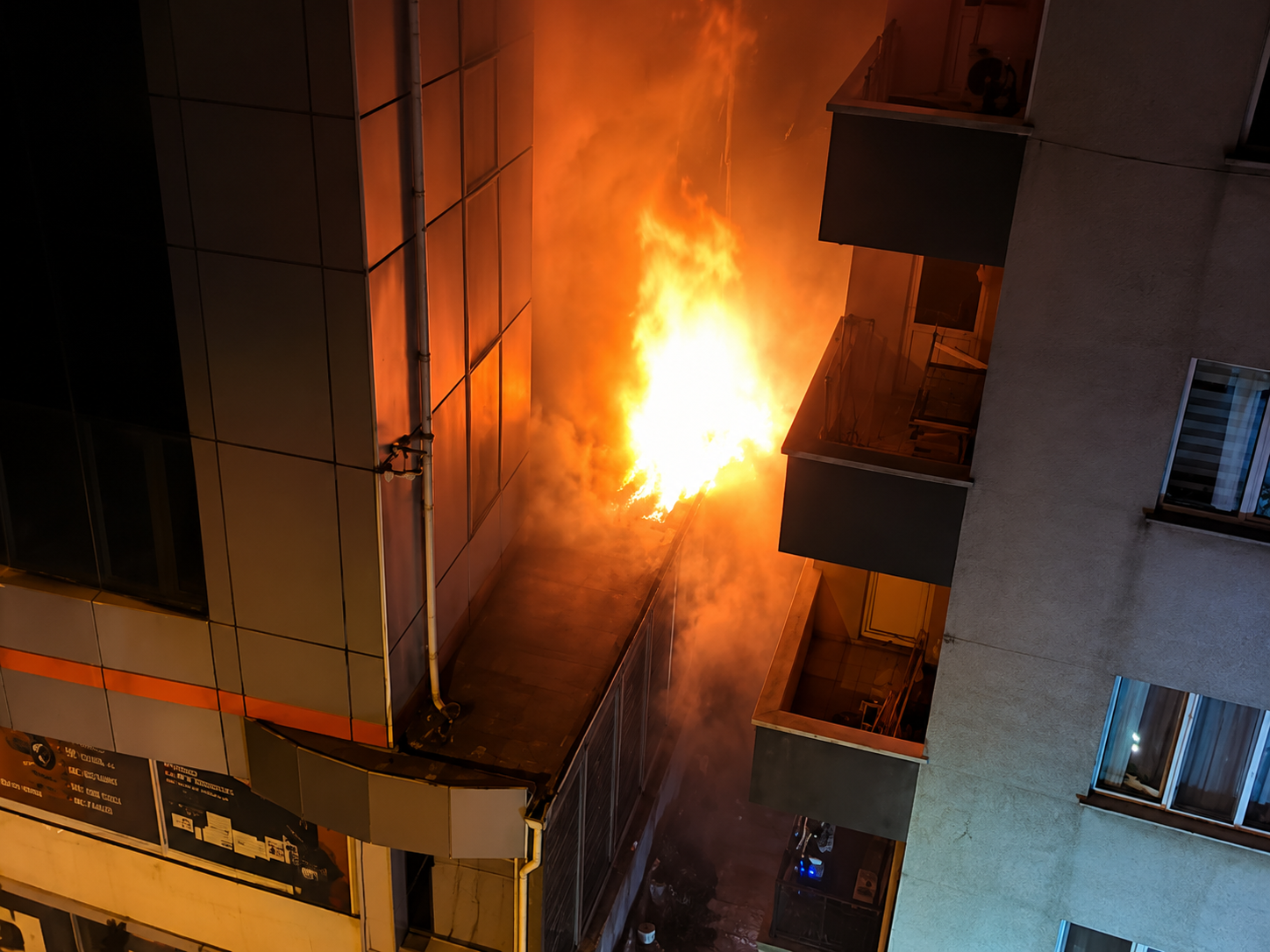 Beykoz'da iş merkezinin 4. katında yangın