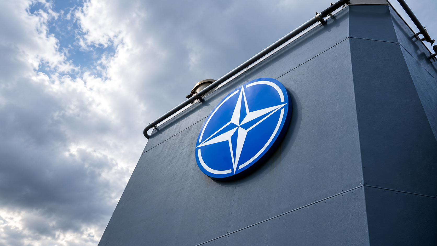 NATO savaş gemileri Cezayir'e geldi