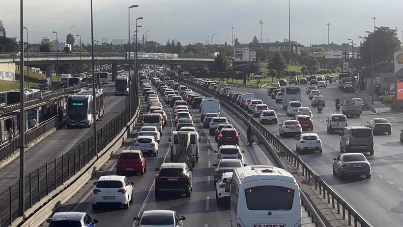Servisler yollara çıktı, İstanbul’da trafik yoğunlaştı