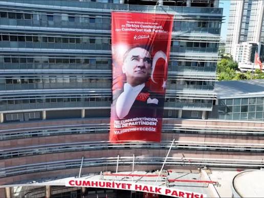 CHP Genel Merkezi'ne 103. kuruluş yıl dönümü afişi asıldı