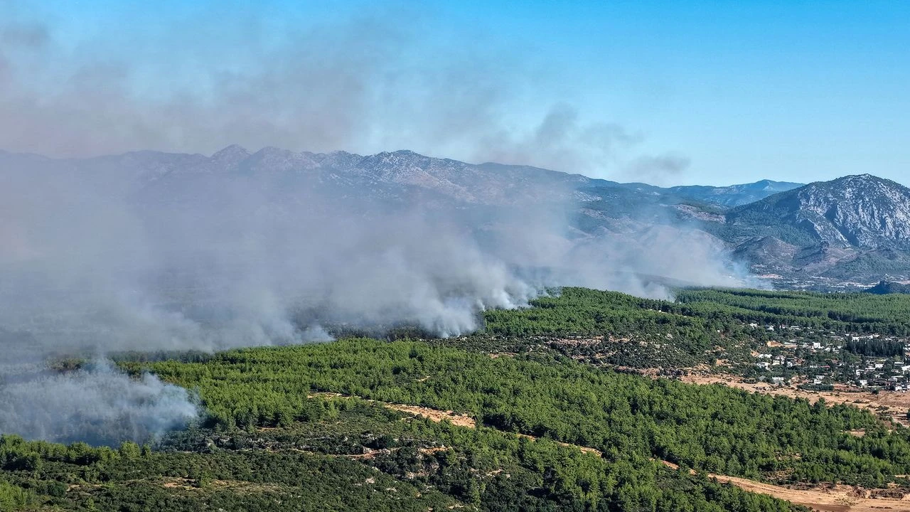 Antalya’daki yangın ikinci gününde: 720 kişi tahliye edildi, 2 bini aşkın abone elektriksiz