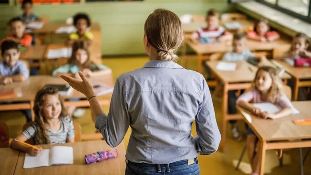 Sözleşmeli öğretmenlerin beklediği süreç başladı: Kadro kararnameleri gönderildi
