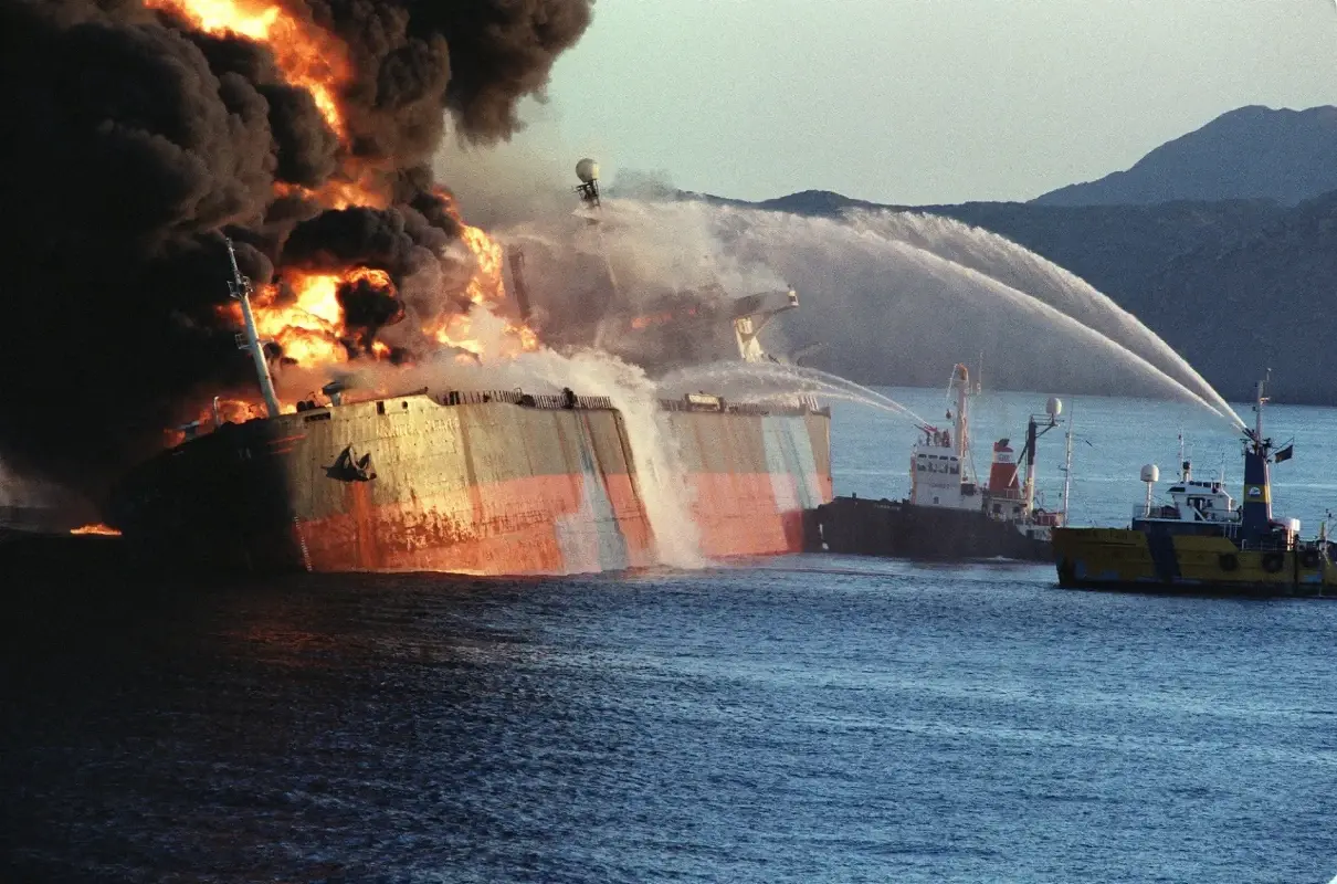 Basra Körfezi'nde füze saldırısı! Irak'a ait tanker vuruldu