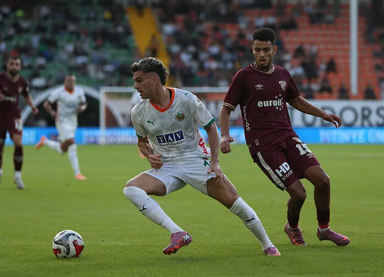 Süper Lig’de Alanyaspor-Göztepe mücadelesi başladı