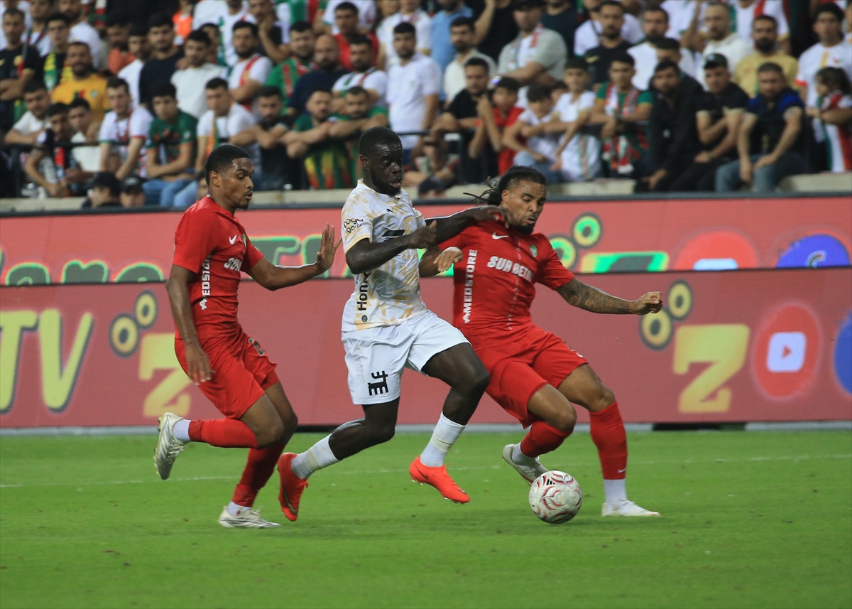 Diyarbakır'da gol yağmuru! Amedspor Başakşehir'i geçti