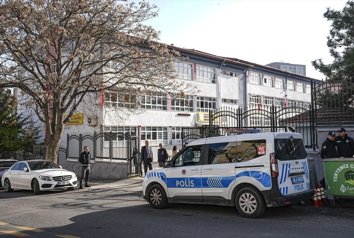 Ankara'da okulların ilk gününde polisten sıkı denetim