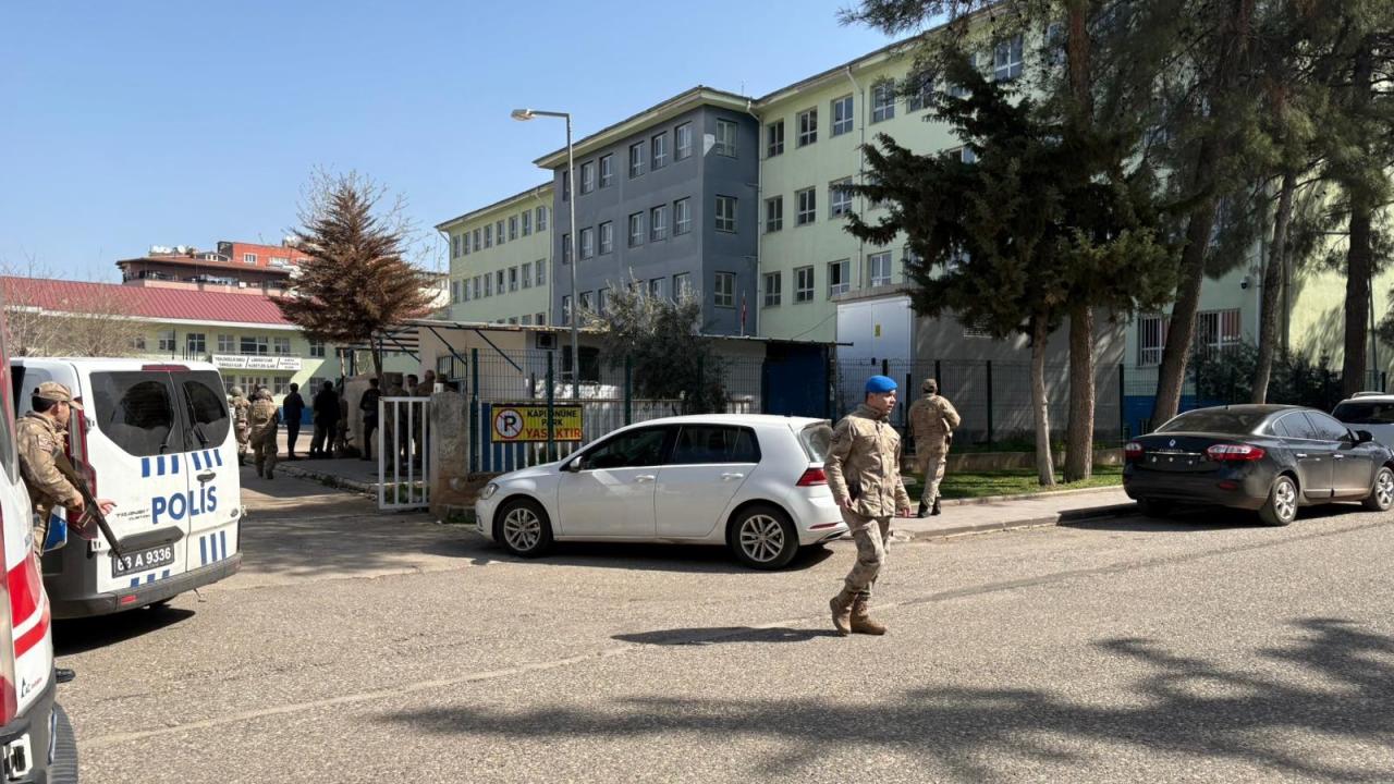 Şanlıurfa'da silahlı kavga: Mermiler okula isabet etti