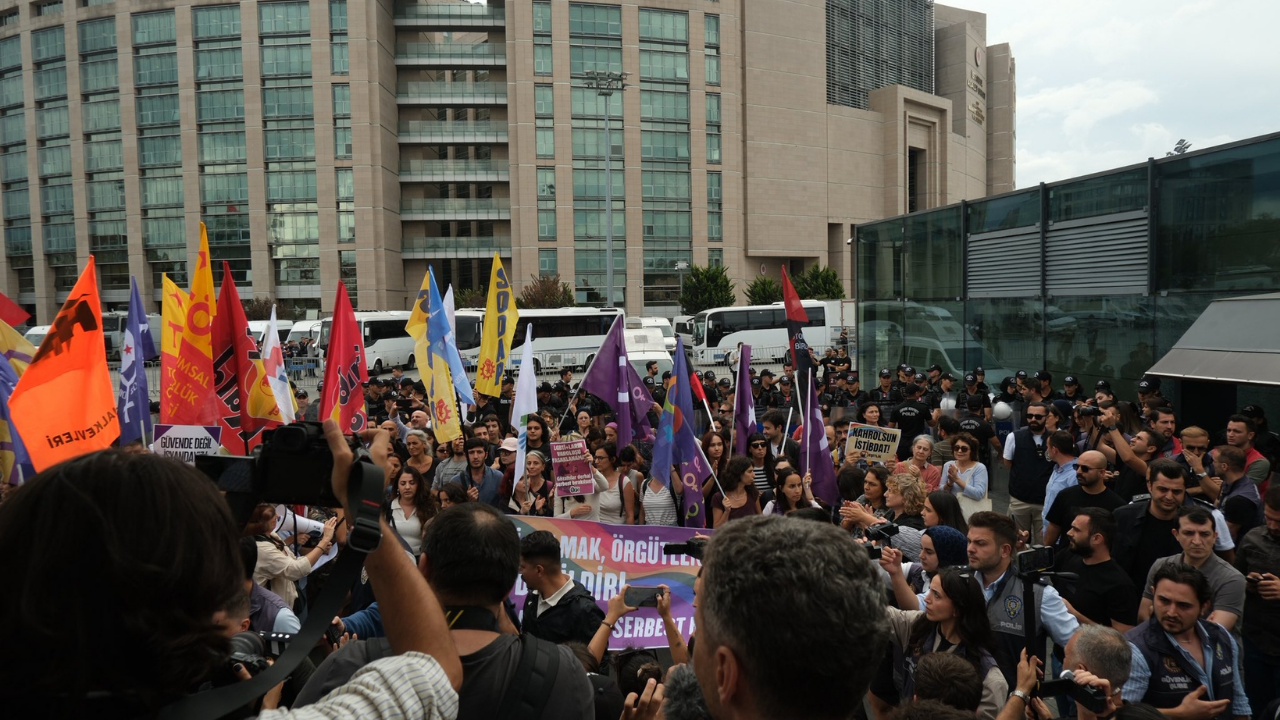 LGBTİ+ derneklerine yönelik operasyon protestosuna polis müdahalesi