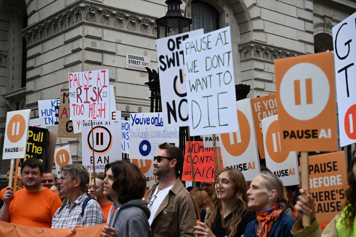 Anthropic’teki istifa sonrası Londra’da acil yapay zeka protestosu