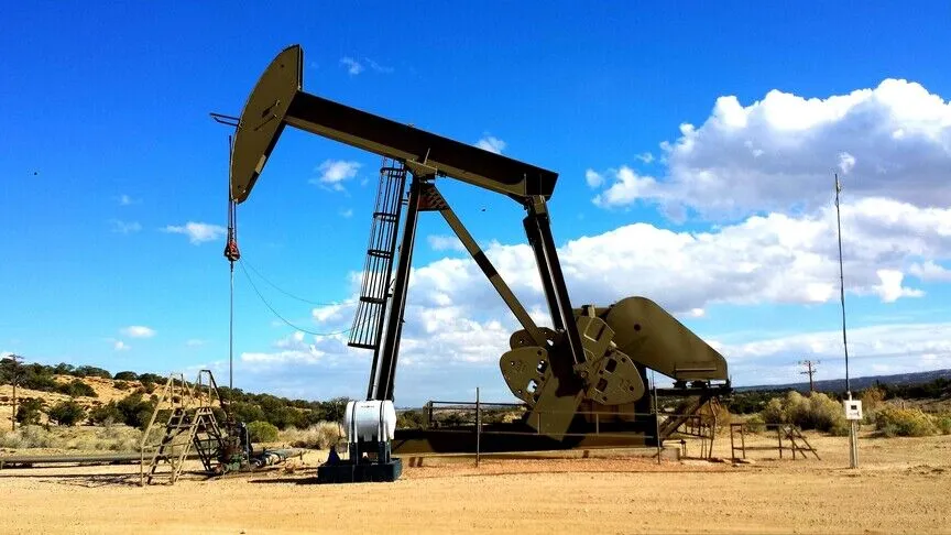 Brent petrol 104,44 dolara geriledi: Piyasalarda arz endişesi azalıyor