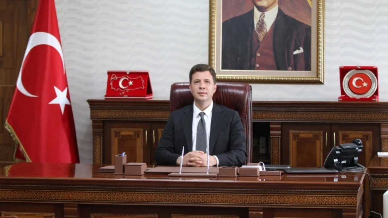 Köpeğe tekme atan kaymakama inceleme: Savcılık soruşturmanın tarihini açıkladı