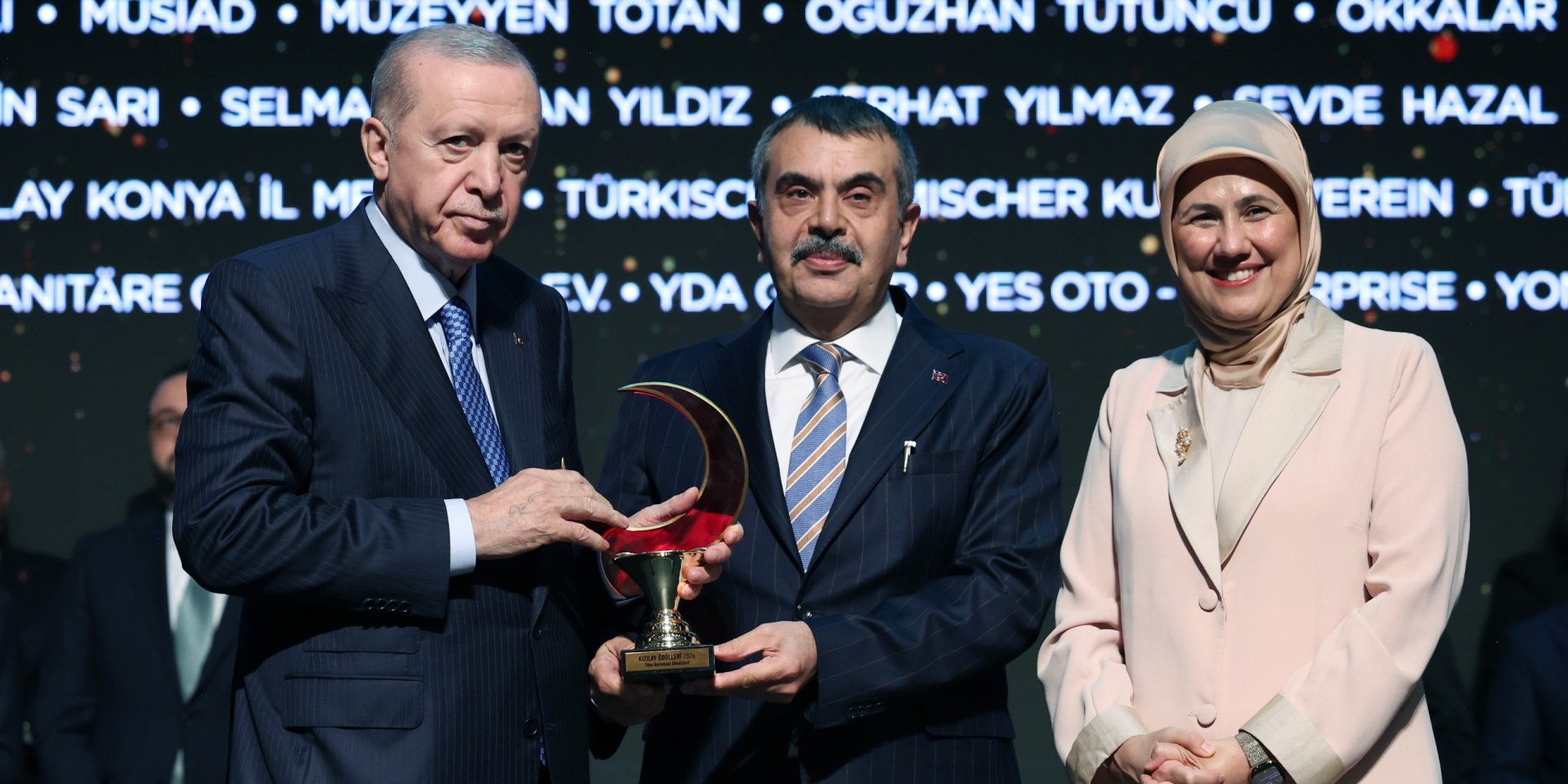 Erdoğan’ın şarkı söylediği minikler Bakanlıkta