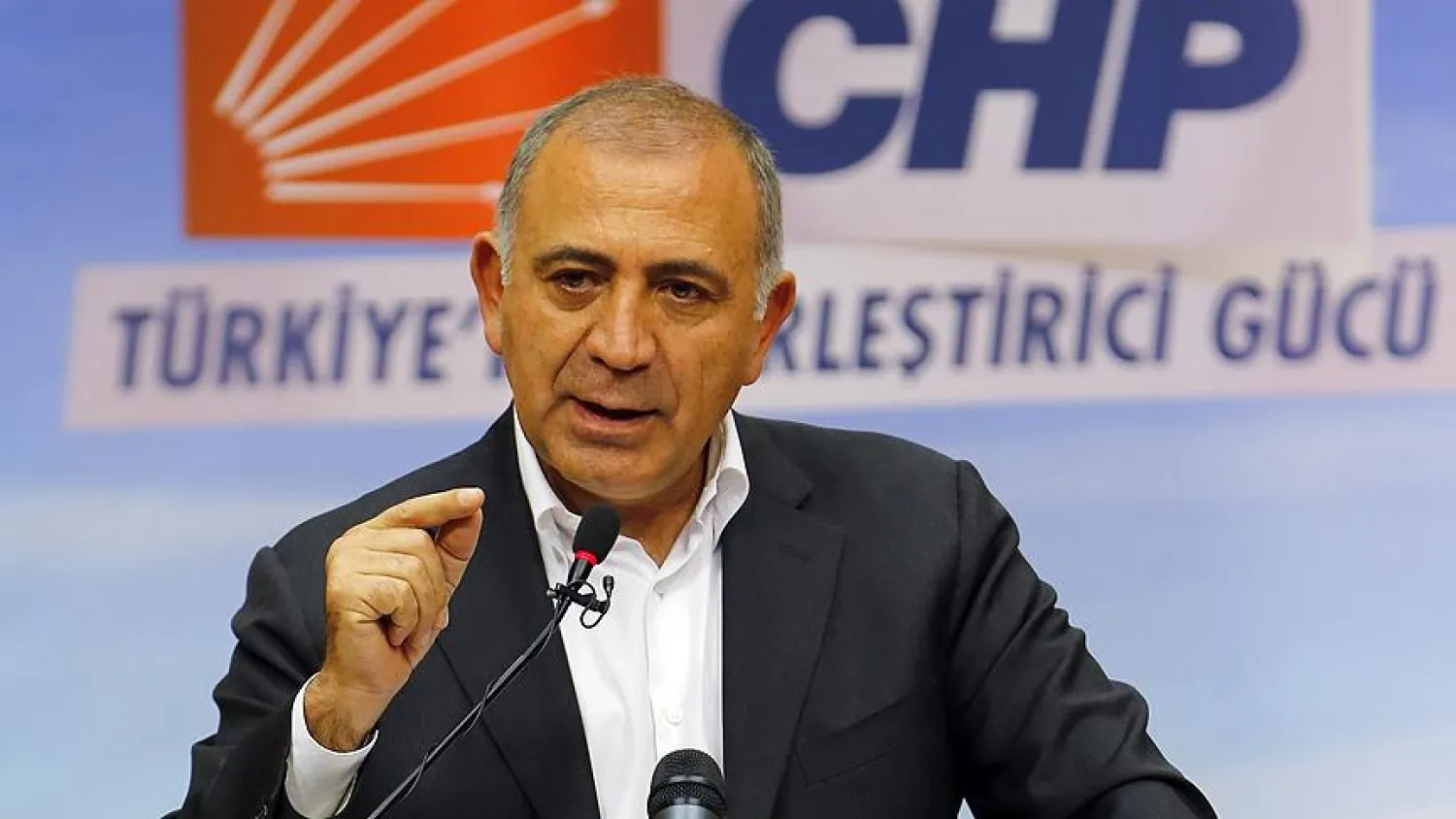 CHP İstanbul'da Gürsel Tekin'in görevi sona erdi