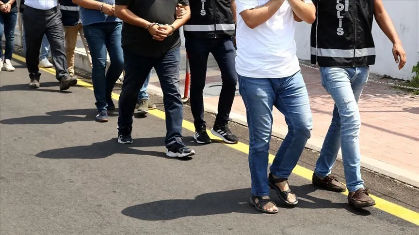 İzmir'de FETÖ operasyonu: 21 gözaltı