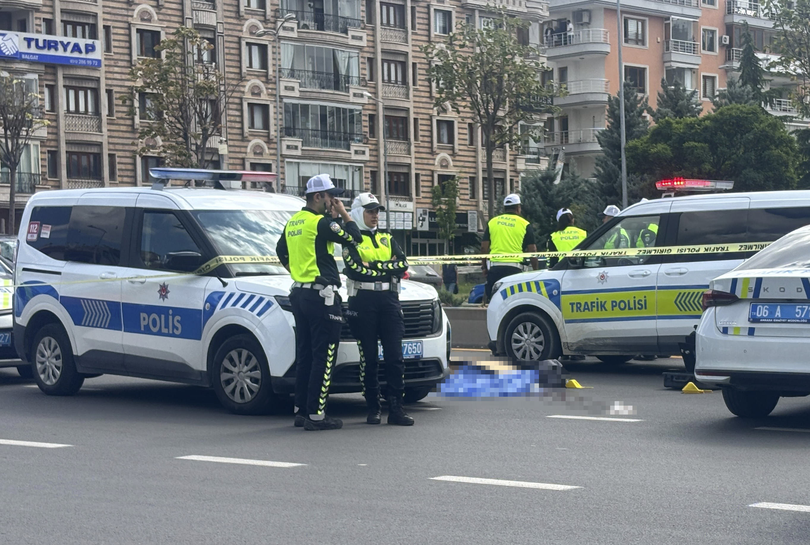 Çankaya’da yolun karşısına geçen yayaya otomobil çarptı