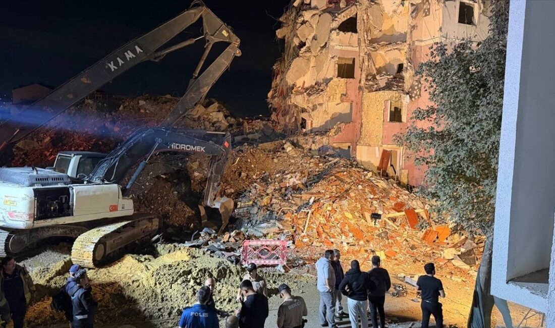 Küçükçekmece’de yıkım faciası! Binanın bir bölümü çöktü